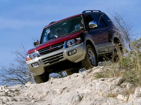 2003 Mitsubishi Montero III, чёрный, 970000 рублей - вид 3