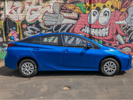 2019 Toyota Prius IV Рестайлинг (XW50), серебристый, 2195000 рублей - вид 1