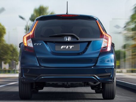 2018 Honda Fit III Рестайлинг, красный, 1250000 рублей - вид 3