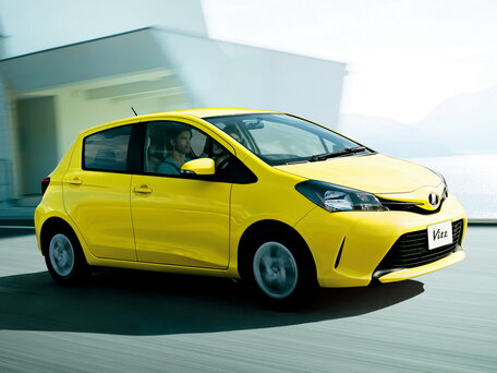 2016 Toyota Vitz III (XP130) Рестайлинг, серый, 1045000 рублей - вид 2