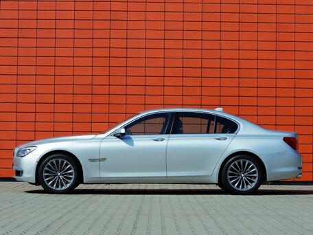 2011 BMW 7 серии 750i xDrive V (F01/F02/F04), чёрный - вид 1