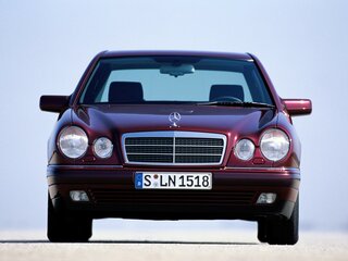 1996 Mercedes-Benz E-Класс 230 II (W210, S210), чёрный, 100000 рублей, вид 3