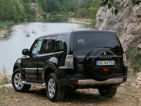 2008 Mitsubishi Pajero IV, серый, 1900000 рублей - вид 3