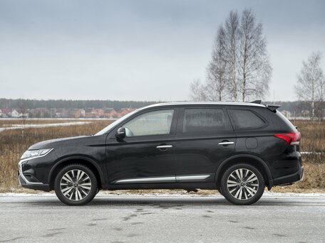 2020 Mitsubishi Outlander III Рестайлинг 3, серебристый, 2000000 рублей - вид 2