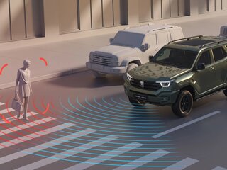 Автоматическая система торможения (AEB) с функцией предупреждения о возможном столкновении при движении вперед (FCW) и функцией распознавания пешеходов и велосипедистов