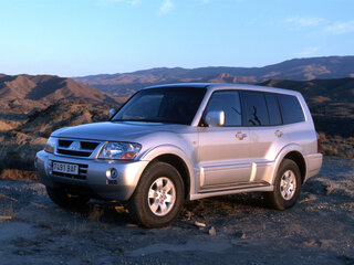 2002 Mitsubishi Pajero III Рестайлинг, серебристый, 787000 рублей, вид 1