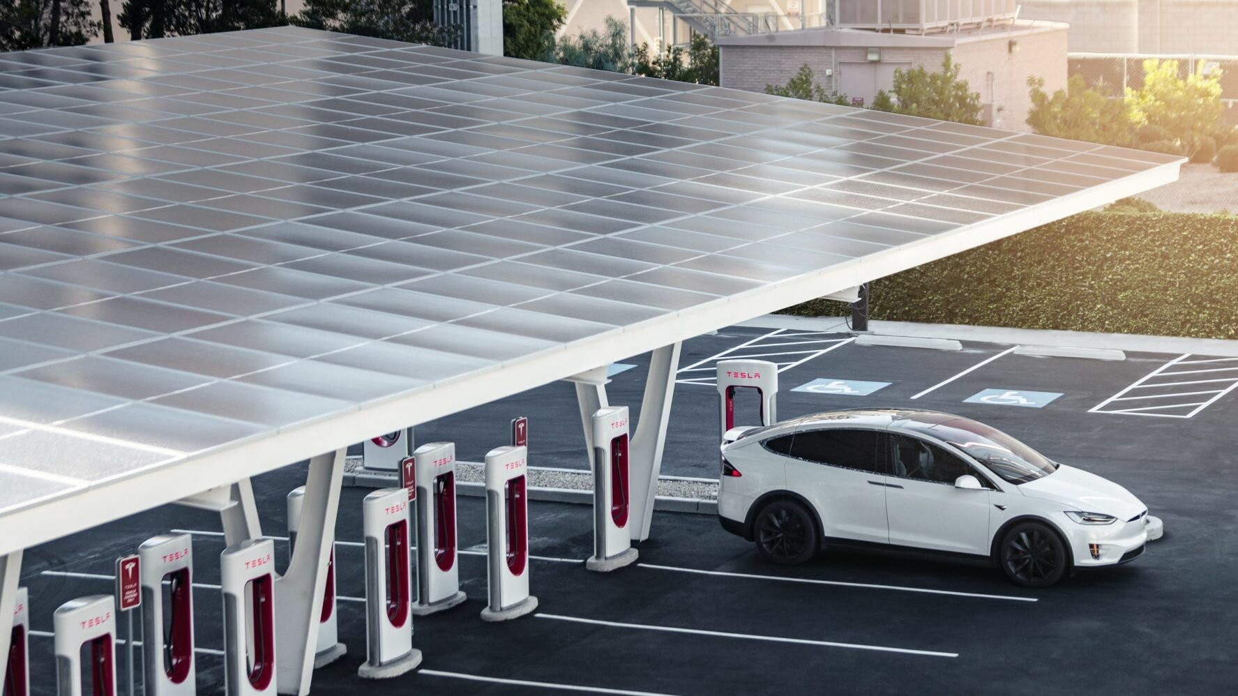 Tesla открыла в Китае первую солнечную зарядную станцию с хранилищем энергии