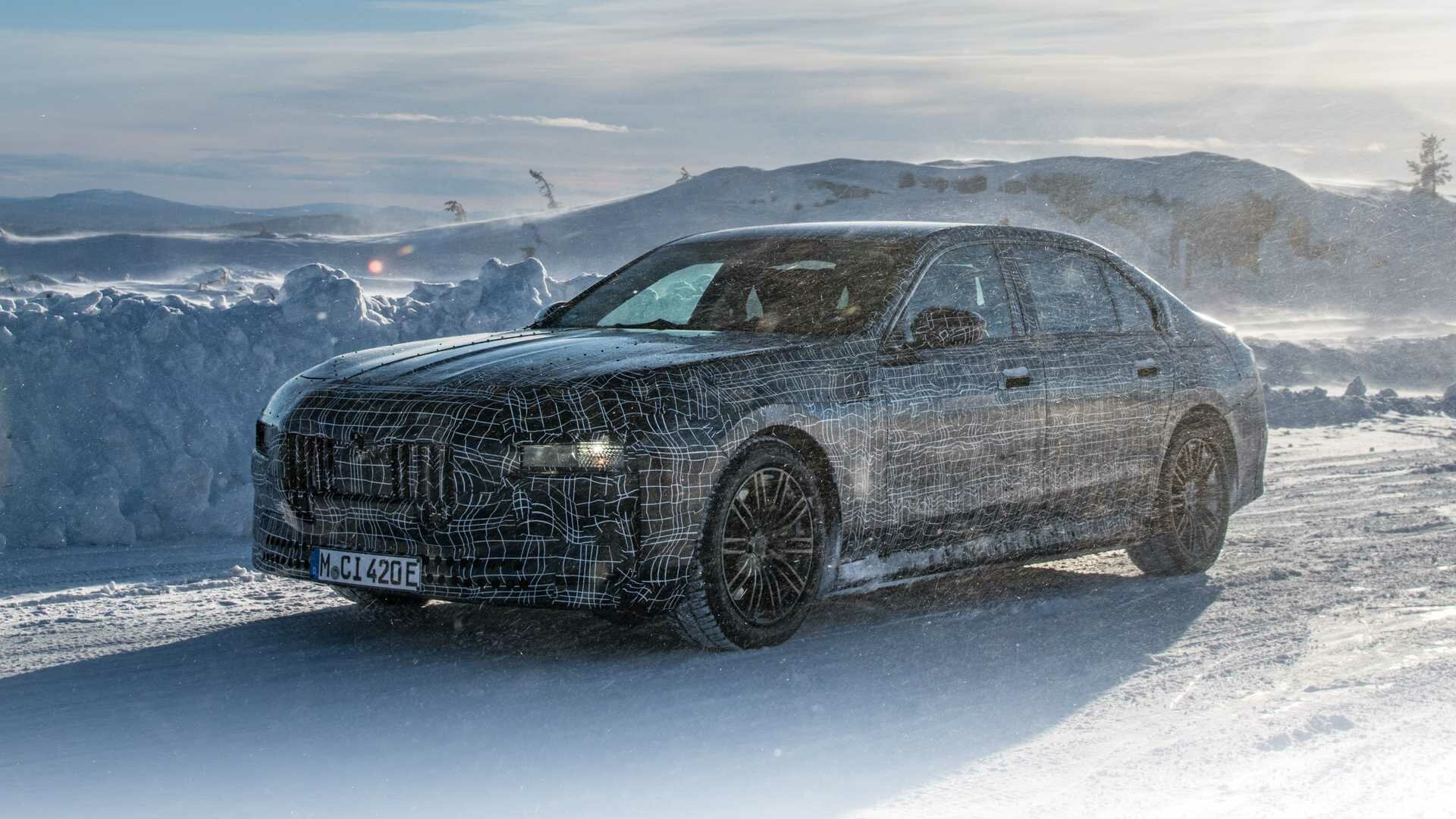 Электроседан BMW i7 сфотографировали на полярных тестах перед премьерой