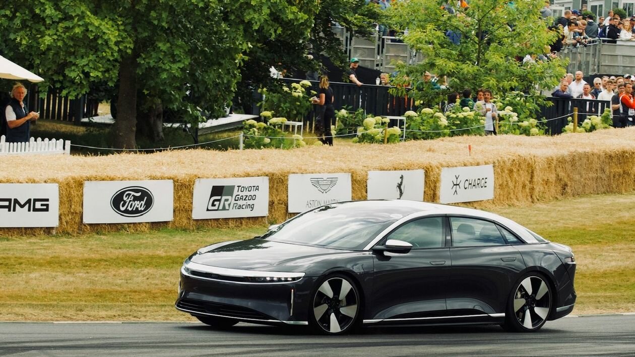 Рекордный заезд Стига на электрокаре Lucid Air в Гудвуде показали на видео