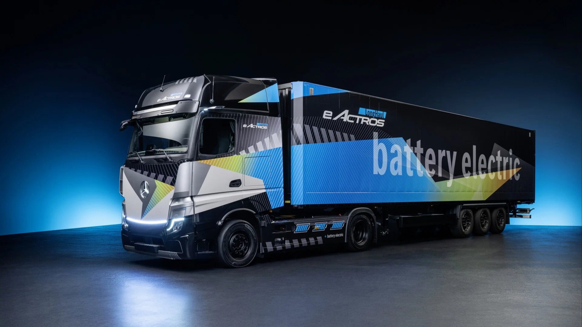 Представлен электрический тягач Mercedes-Benz eActros LongHaul: до 800 километров без подзарядки