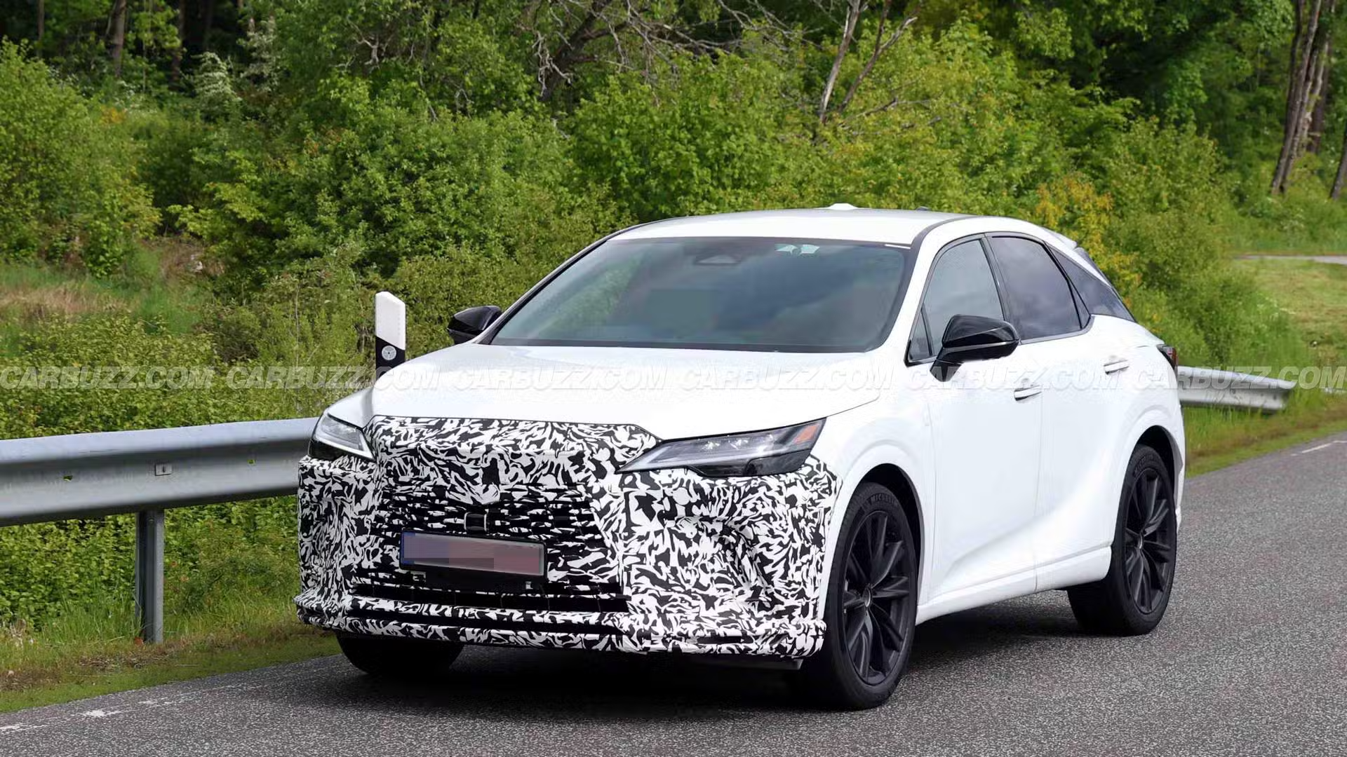 Самый популярный кроссовер Lexus получит новый интерьер