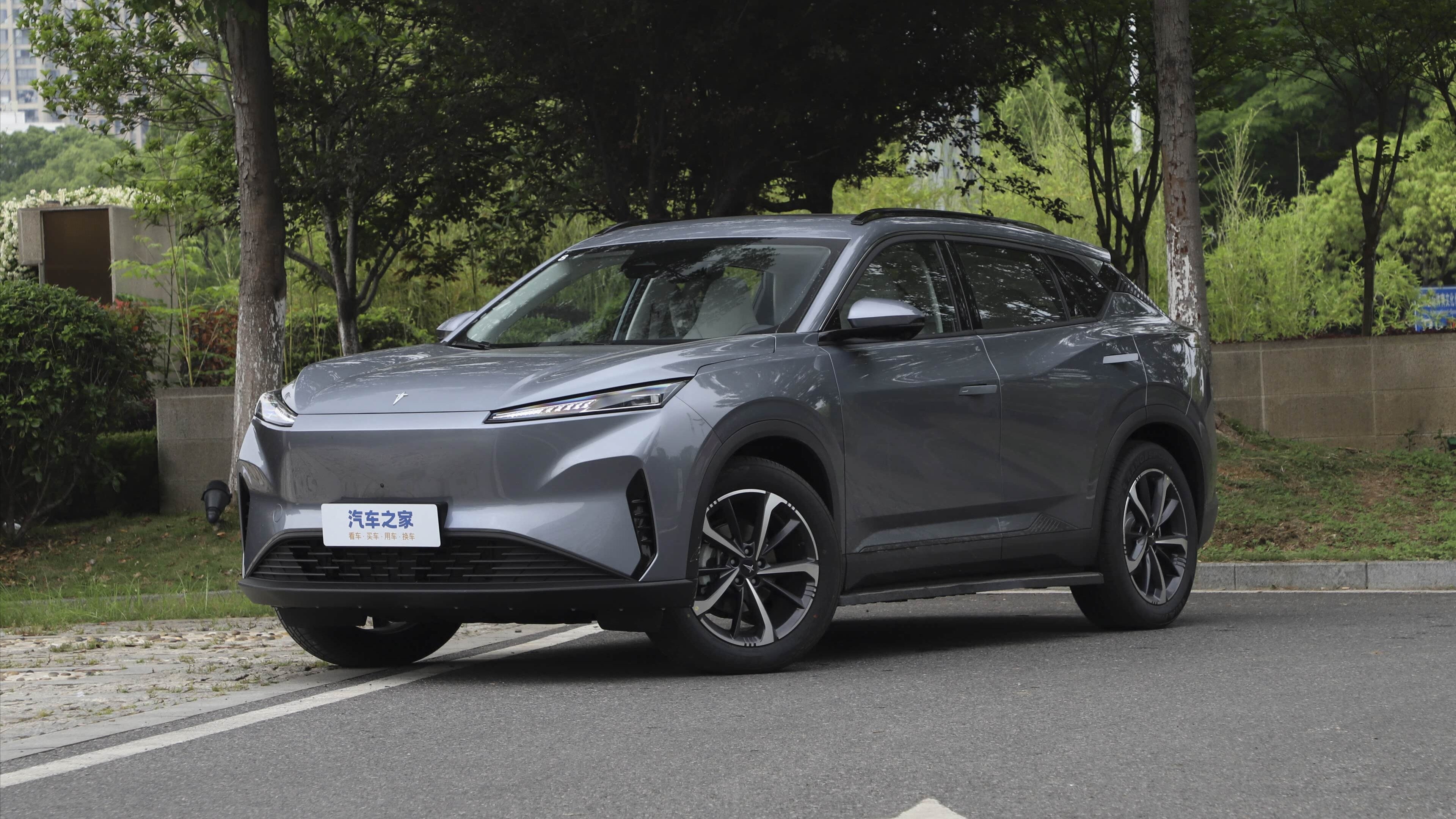 Первый кроссовер Hedmos от Peugeot, Citroen и Dongfeng представлен в Китае