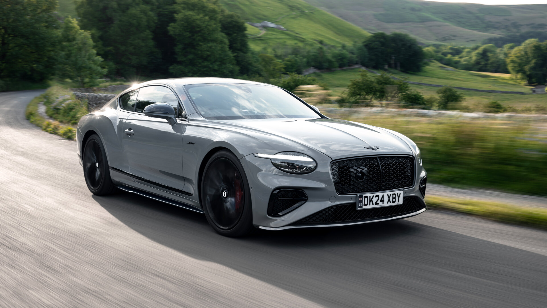 Bentley Continental GT и Flying Spur получили заводской обвес из карбона