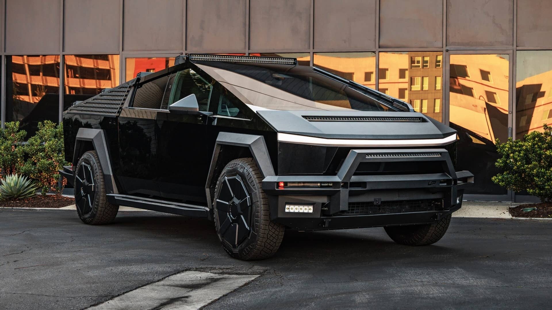Превращение Tesla Cybertruck в экспедиционник оценили в 1,3 миллиона рублей