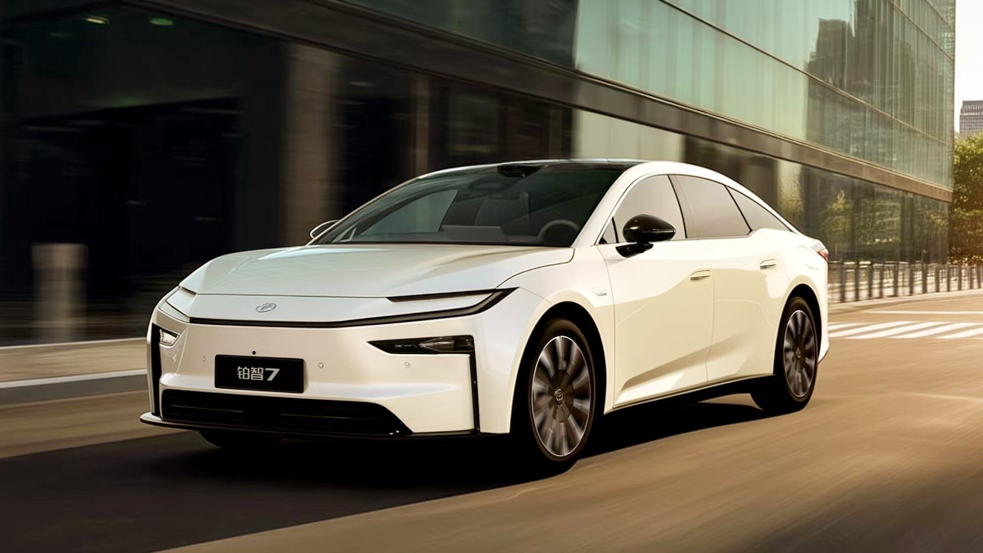 Toyota представила седан, который крупнее Camry: официальные фото и первые характеристики
