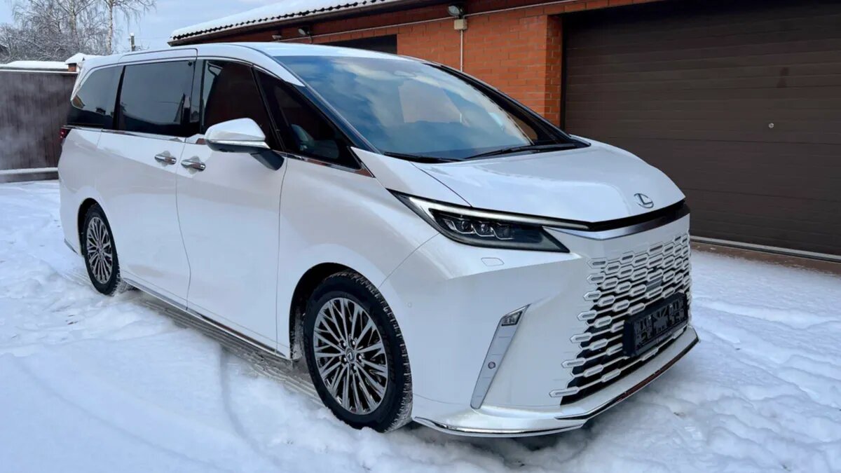 В России появились в продаже роскошные минивэны Lexus LM нового поколения