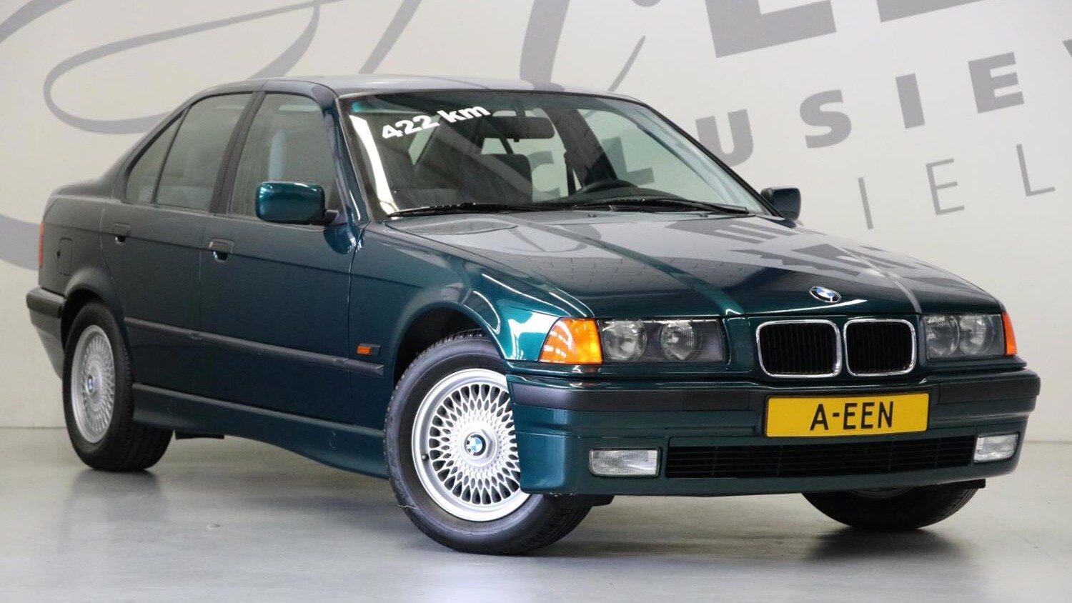 За «капсульный» BMW из 1990-х хотят цену новой «трёшки»