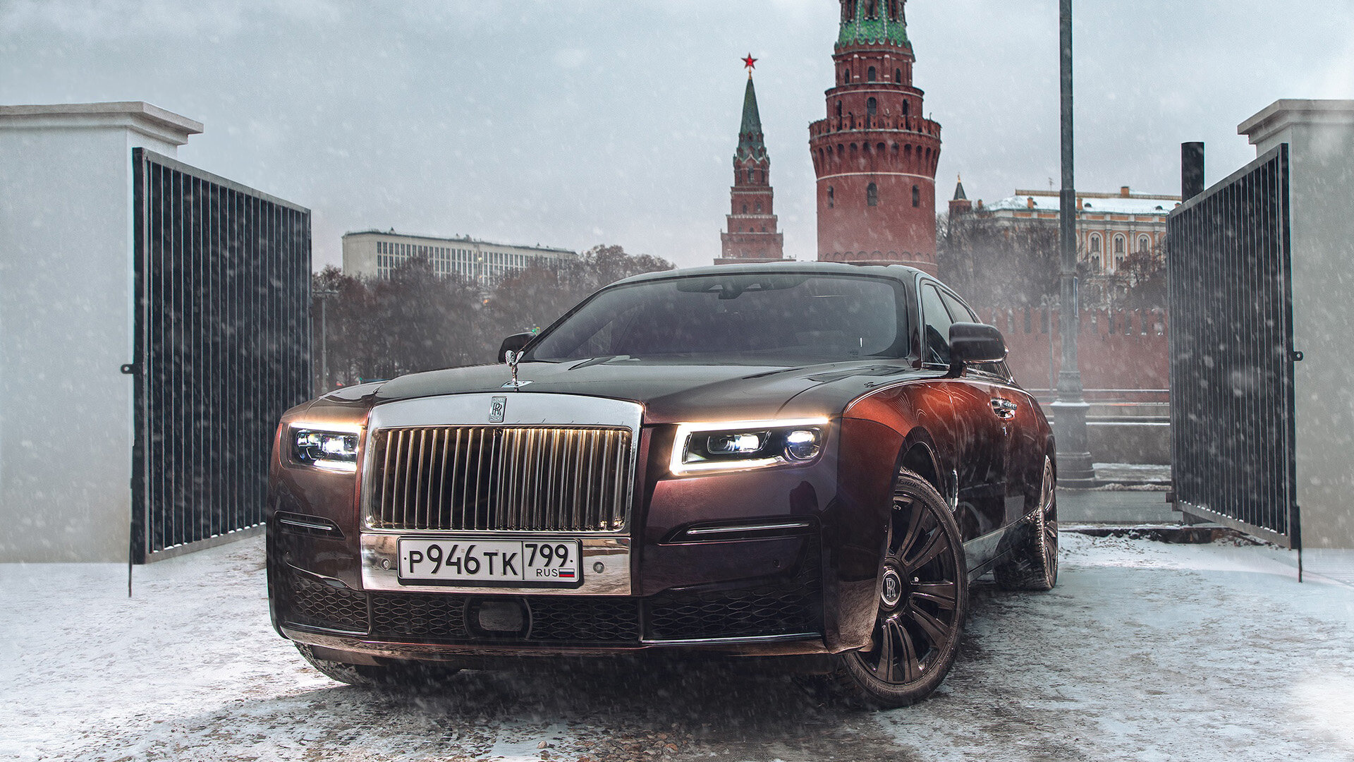 Продажи люксовых автомобилей в России упали в полтора раза