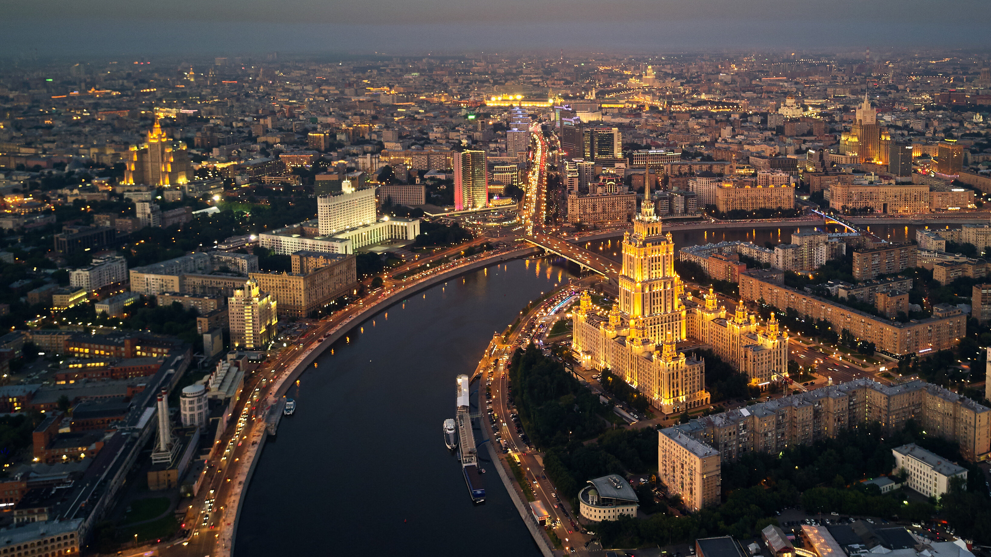 Покажи мне Москву: крутой автомобильный маршрут по вечерней столице