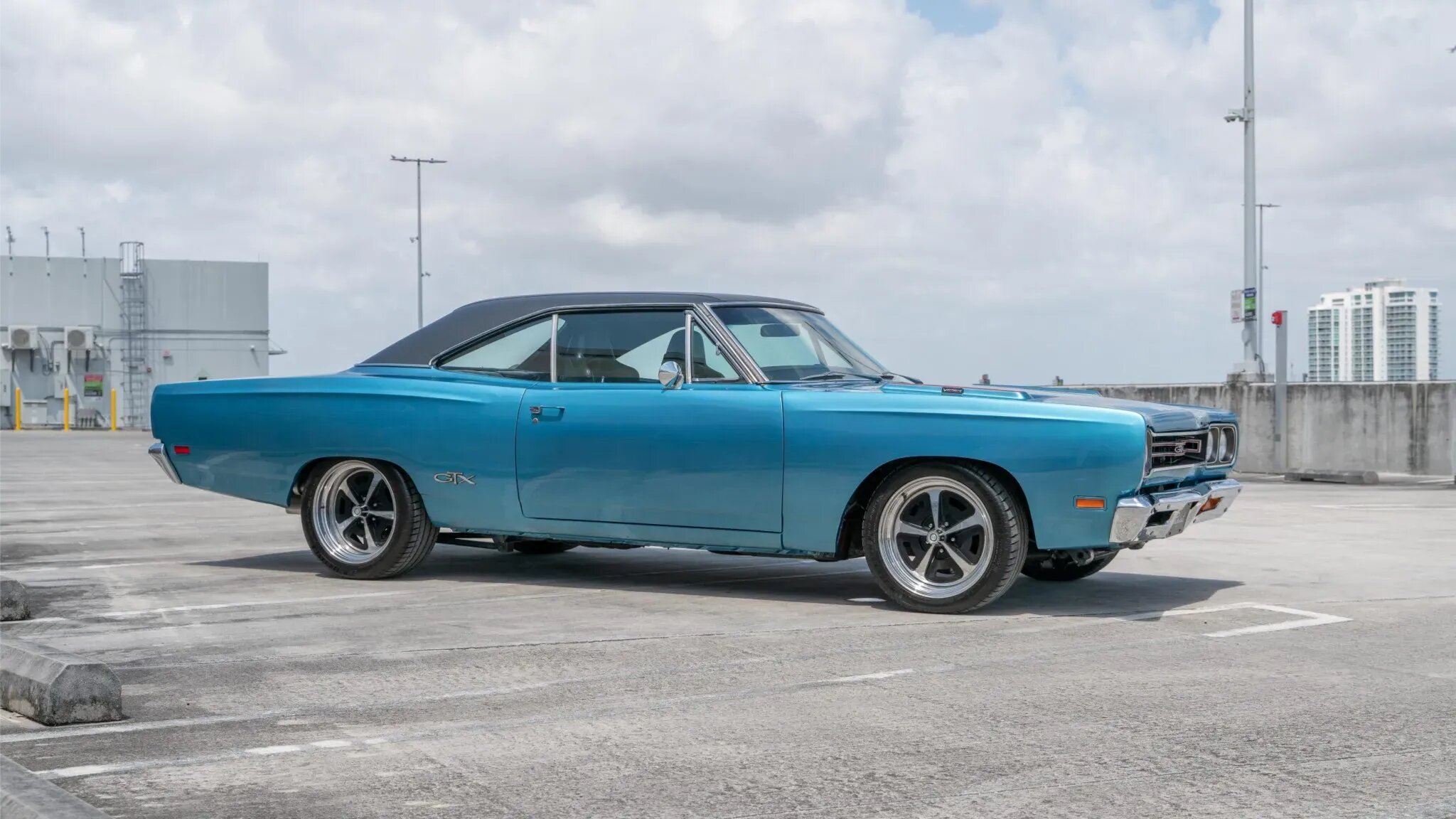 На продажу выставлен рестомод Plymouth GTX 1969 года с мотором от Dodge Viper