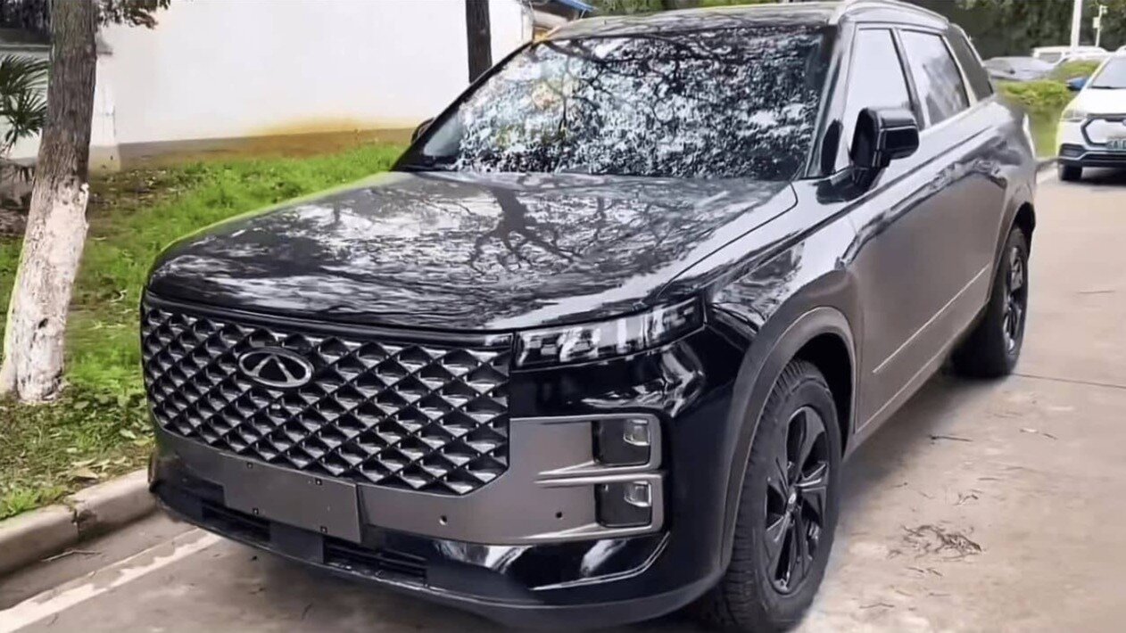 Новый кроссовер от Chery, который привезут в Россию, сфотографировали без камуфляжа
