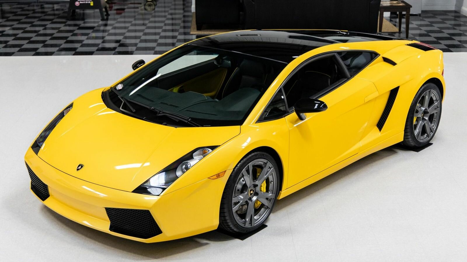 Этот 16-летний Lamborghini Gallardo продали за 11,3 миллиона рублей — он редкий и с мизерным пробегом