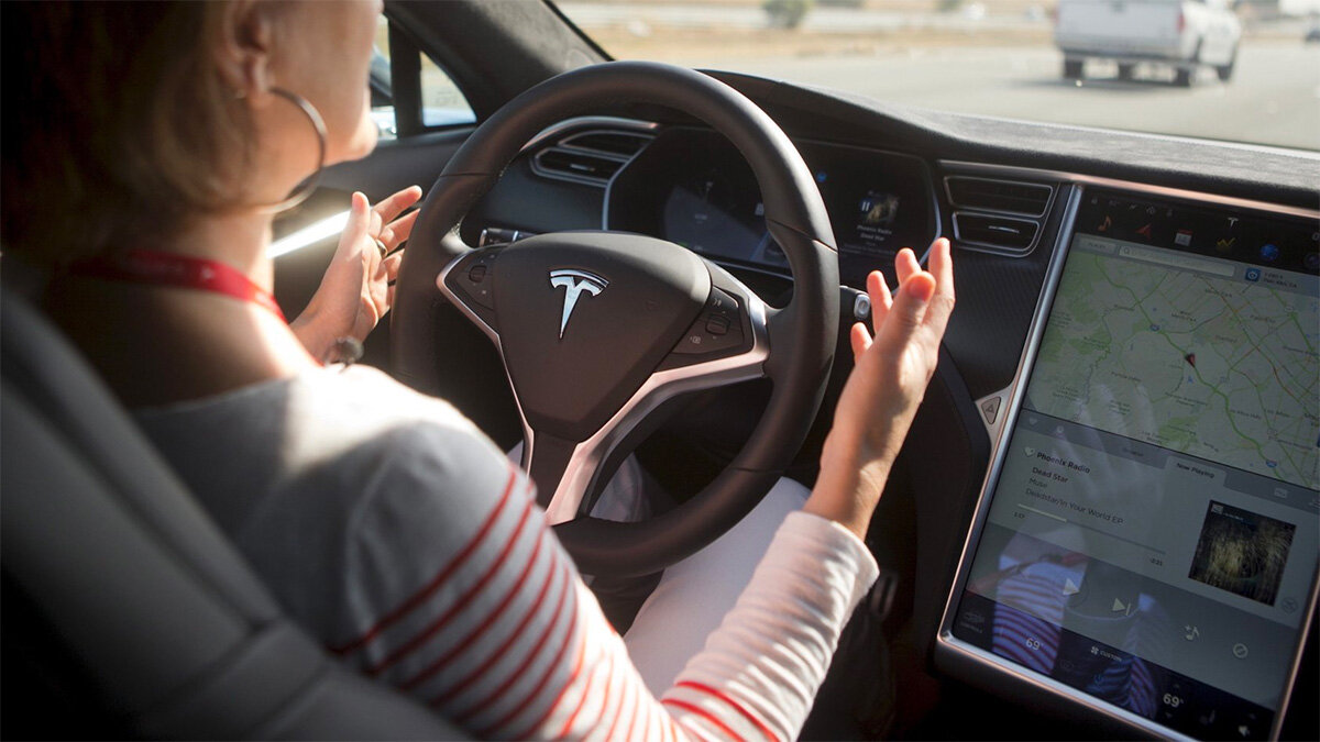 Tesla научит автопилот распознавать сигналы светофоров и ориентироваться на развязках