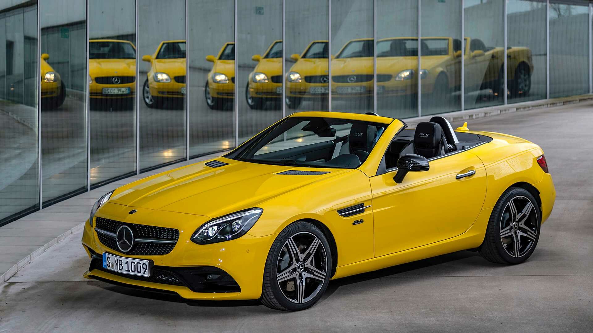 Компания Mercedes-Benz подготовила «прощальную» версию родстера SLC