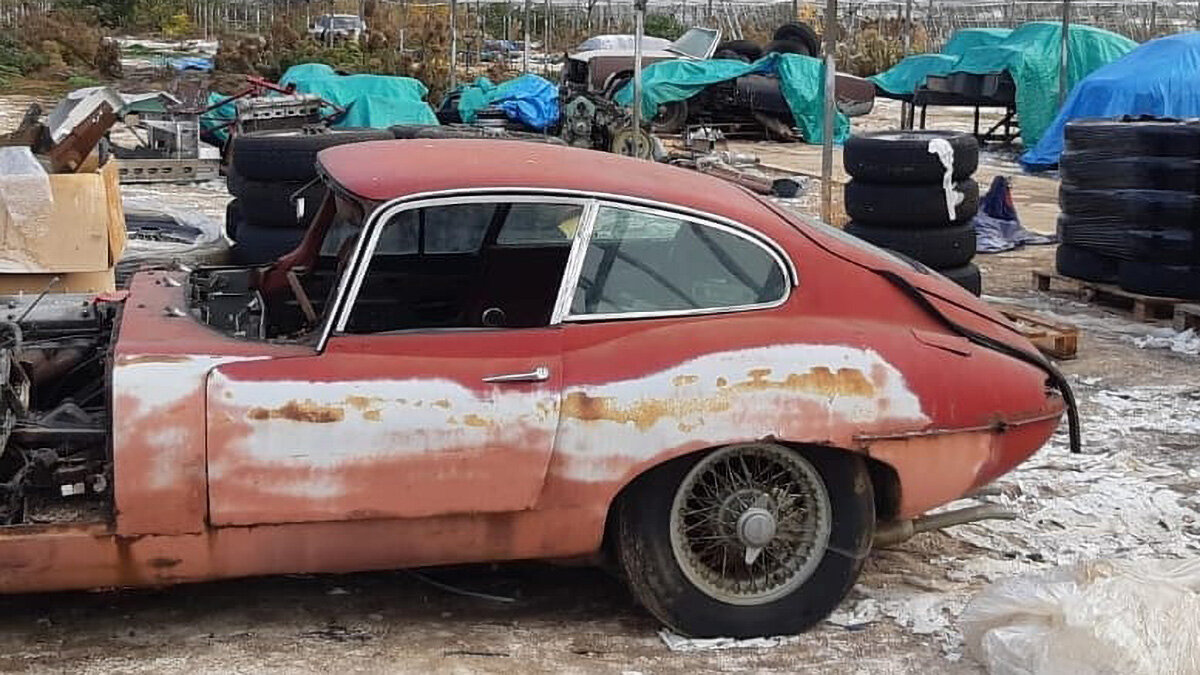 В старой теплице нашли 30 классических Ягуаров