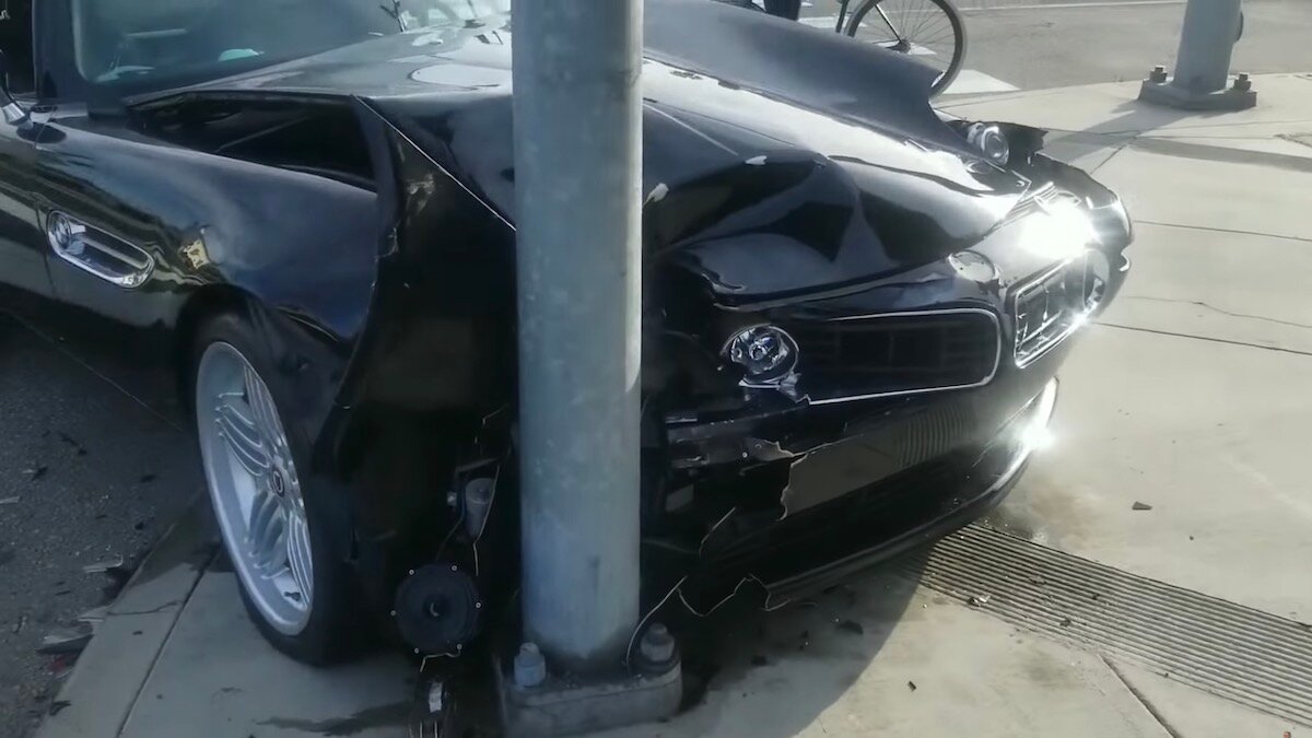 Мародёры угнали редкую BMW за 34 миллиона рублей и сразу её разбили