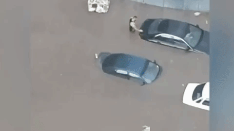 Ростов под водой: очевидцы делятся видео с утонувшими машинами 