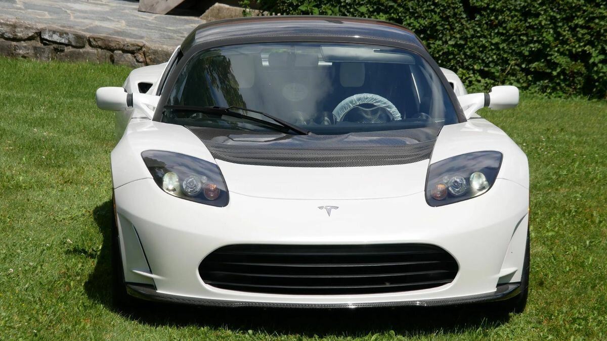 Последний собранный экземпляр Tesla Roadster продают за 100 миллионов рублей