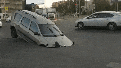 Посмотрите, как дорога в Астрахани «съела» Lada Largus