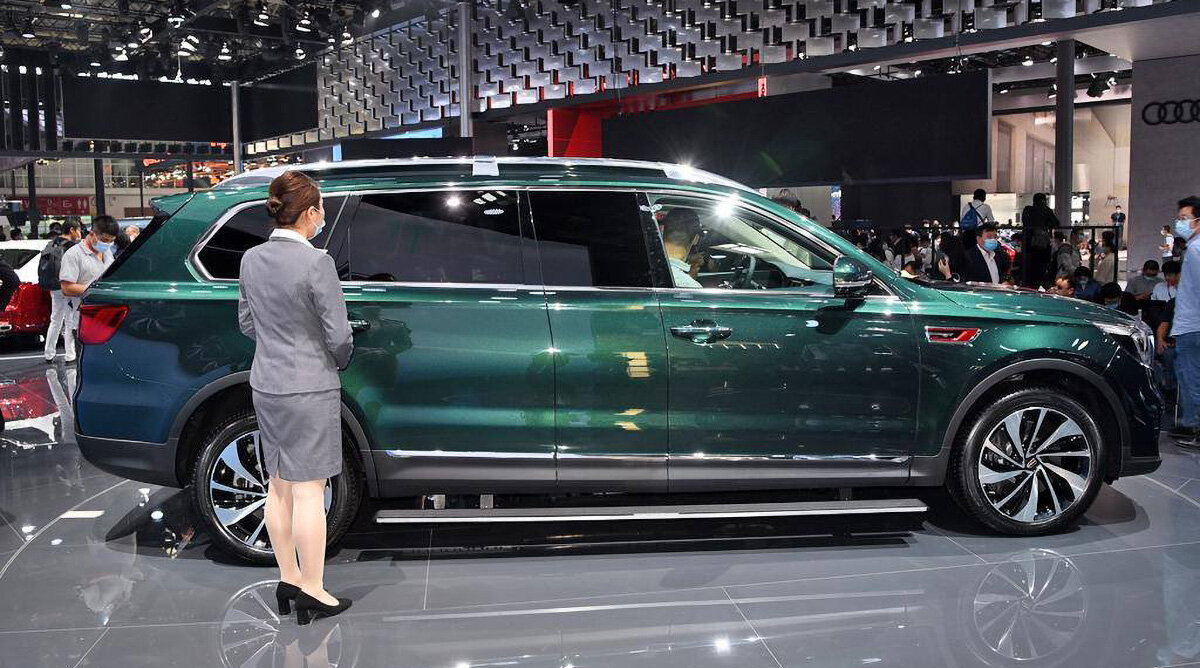 Китайский ответ Майбаху: представлен кросс-лимузин Hongqi HS7+ с «золотым» интерьером