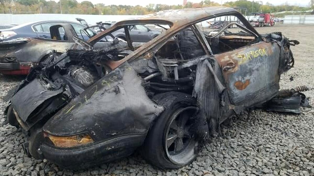 В США продают эксклюзивный Porsche 911 от ателье Singer, который сгорел