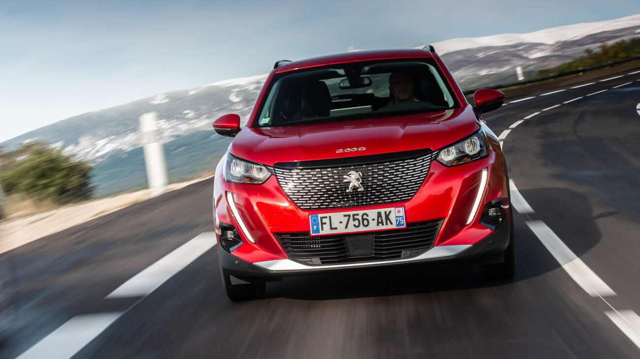 Названы российские цены на самый доступный кроссовер Peugeot. Он дороже «корейцев»