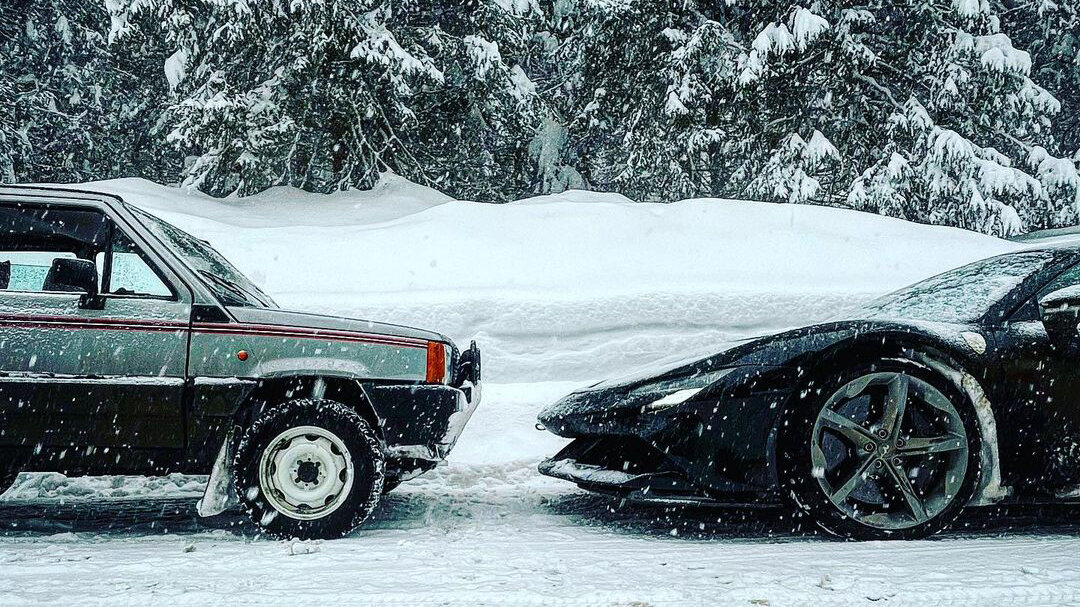 Новогодний дрэг: старенький Fiat Panda против гиперкара Ferrari SF90