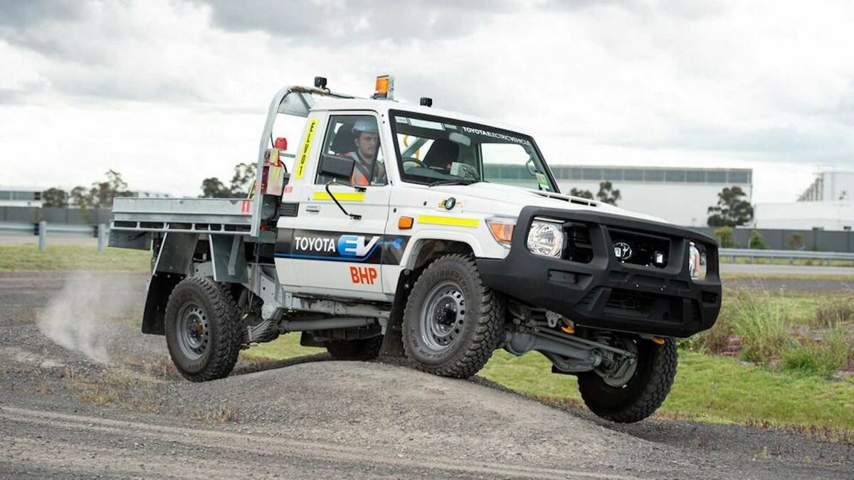 Toyota сделала старый Land Cruiser электрическим. Его испытают на руднике