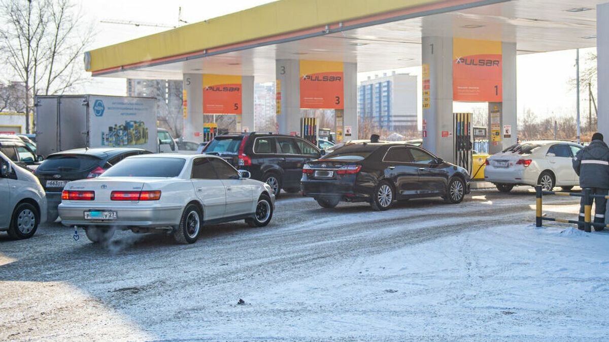 Дефицит бензина в Хабаровском крае: километровые очереди на АЗС и спекулянты