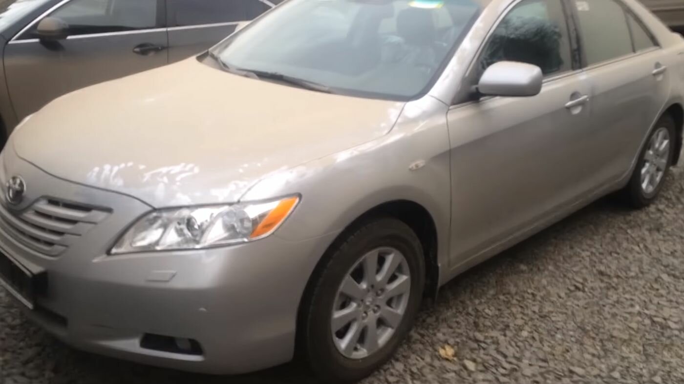 Даже плёнки не сняли: в гараже нашли новую Toyota Camry, простоявшую там 14 лет