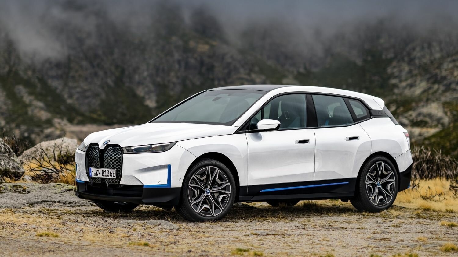 Компания BMW рассказала о серийном электрокроссовере iX и назвала цены