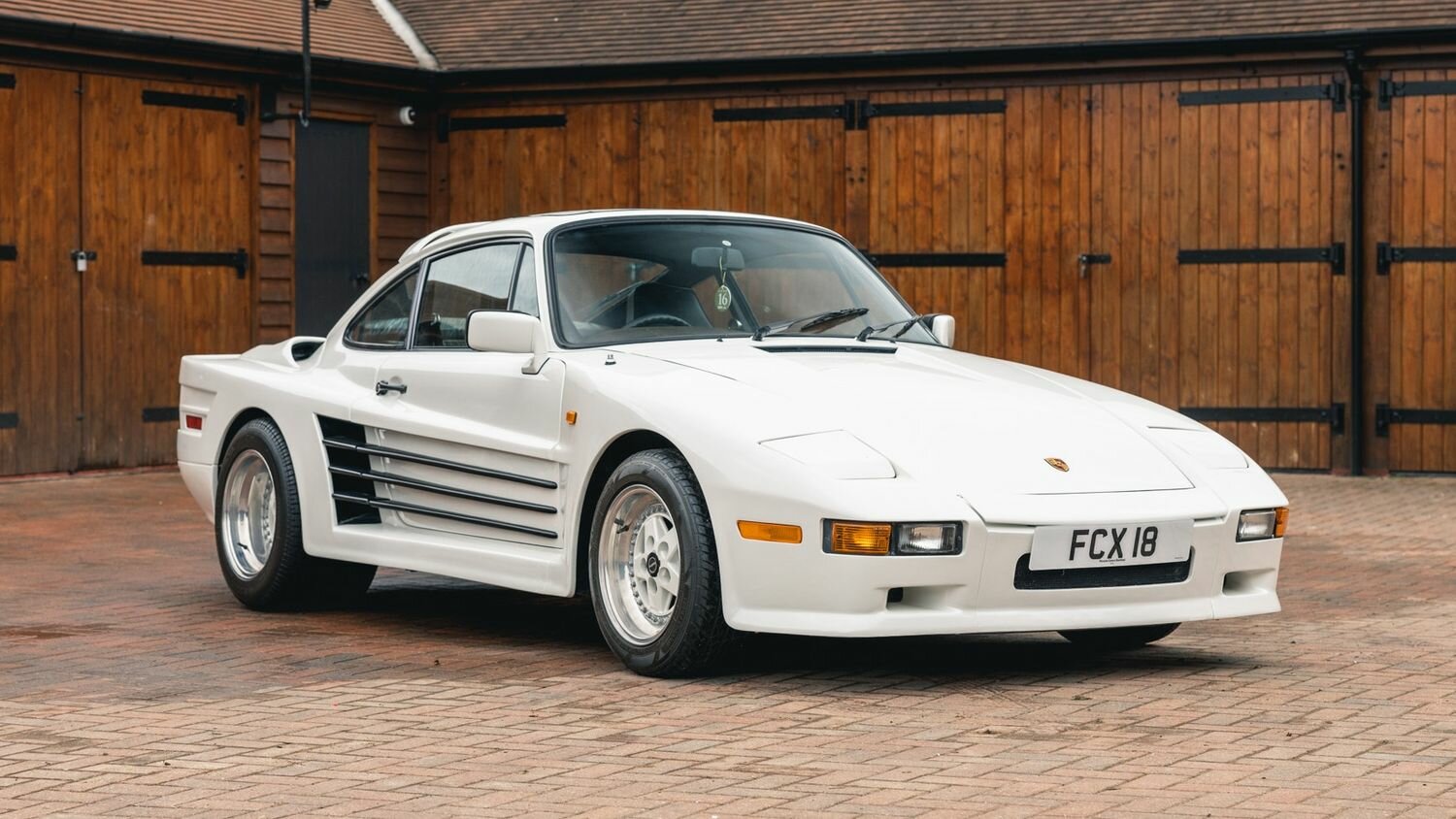 С молотка уйдёт очень странный Ferrari Testarossa, который на самом деле Porsche