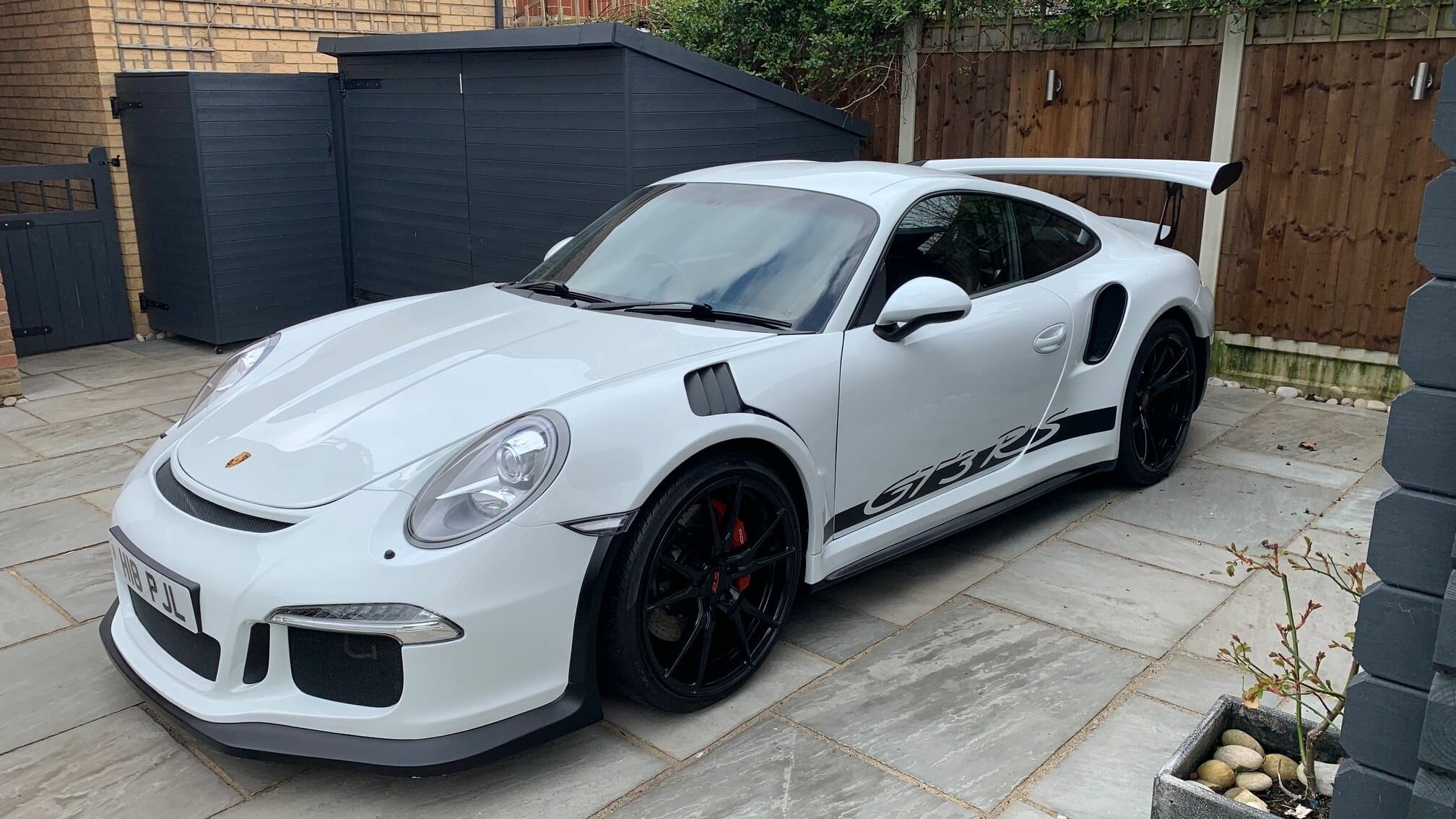 Посмотрите на очень точную реплику Porsche 911 GT3 RS. На самом деле это Boxster