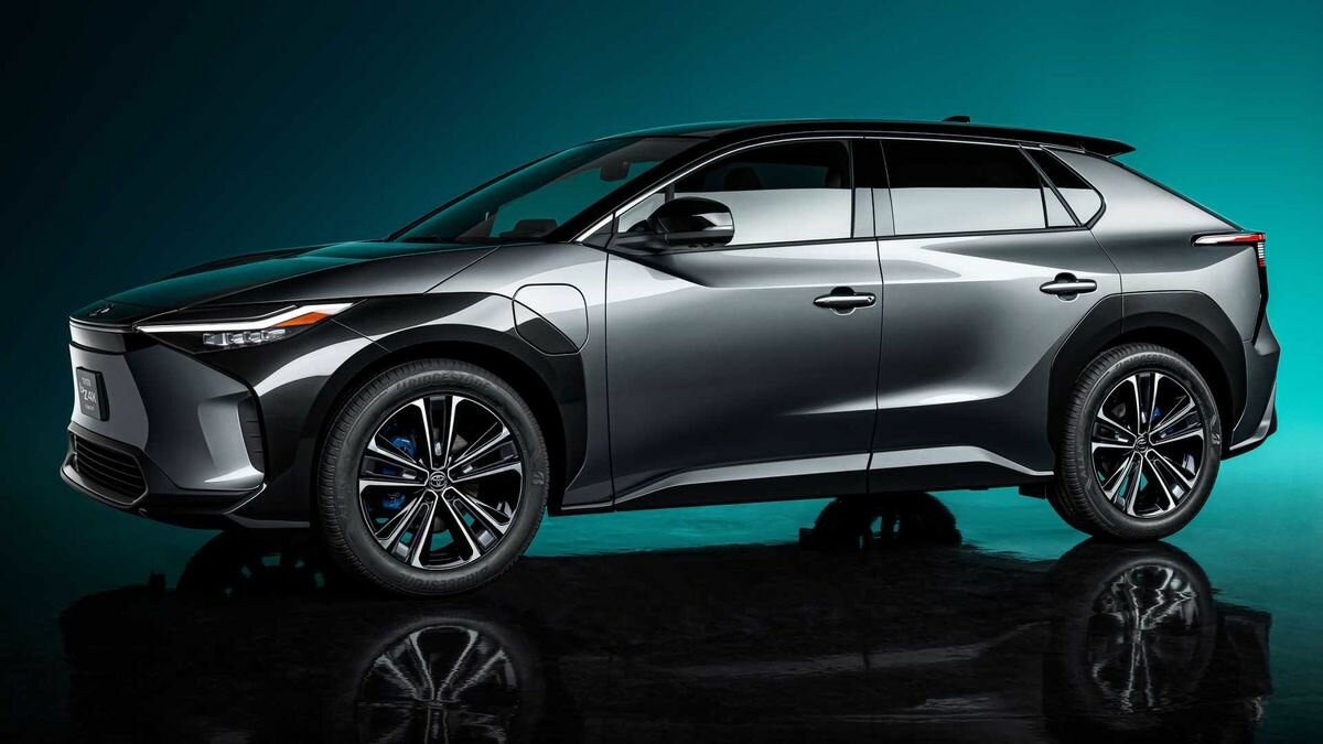 Toyota показала электрокроссовер bZ4X: солнечные батареи и полный привод от Subaru