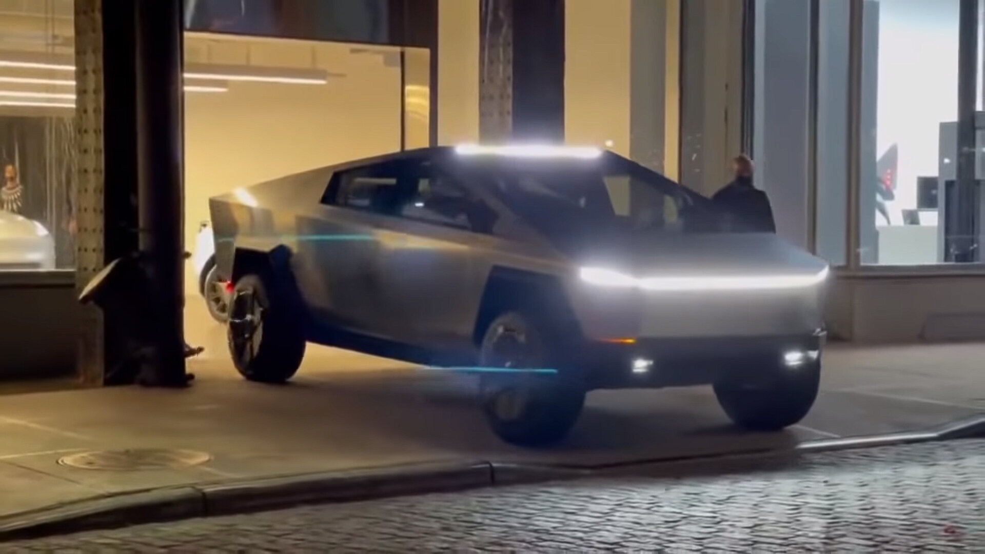 Пикап Tesla Cybertruck прокатился по Нью-Йорку: видео