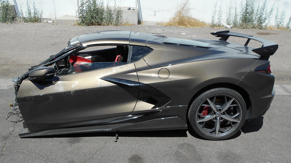 На продажу выставили половину нового Chevrolet Corvette