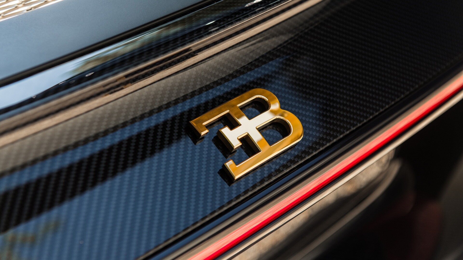Последние гиперкары Bugatti Chiron отделали снаружи 24-каратным золотом
