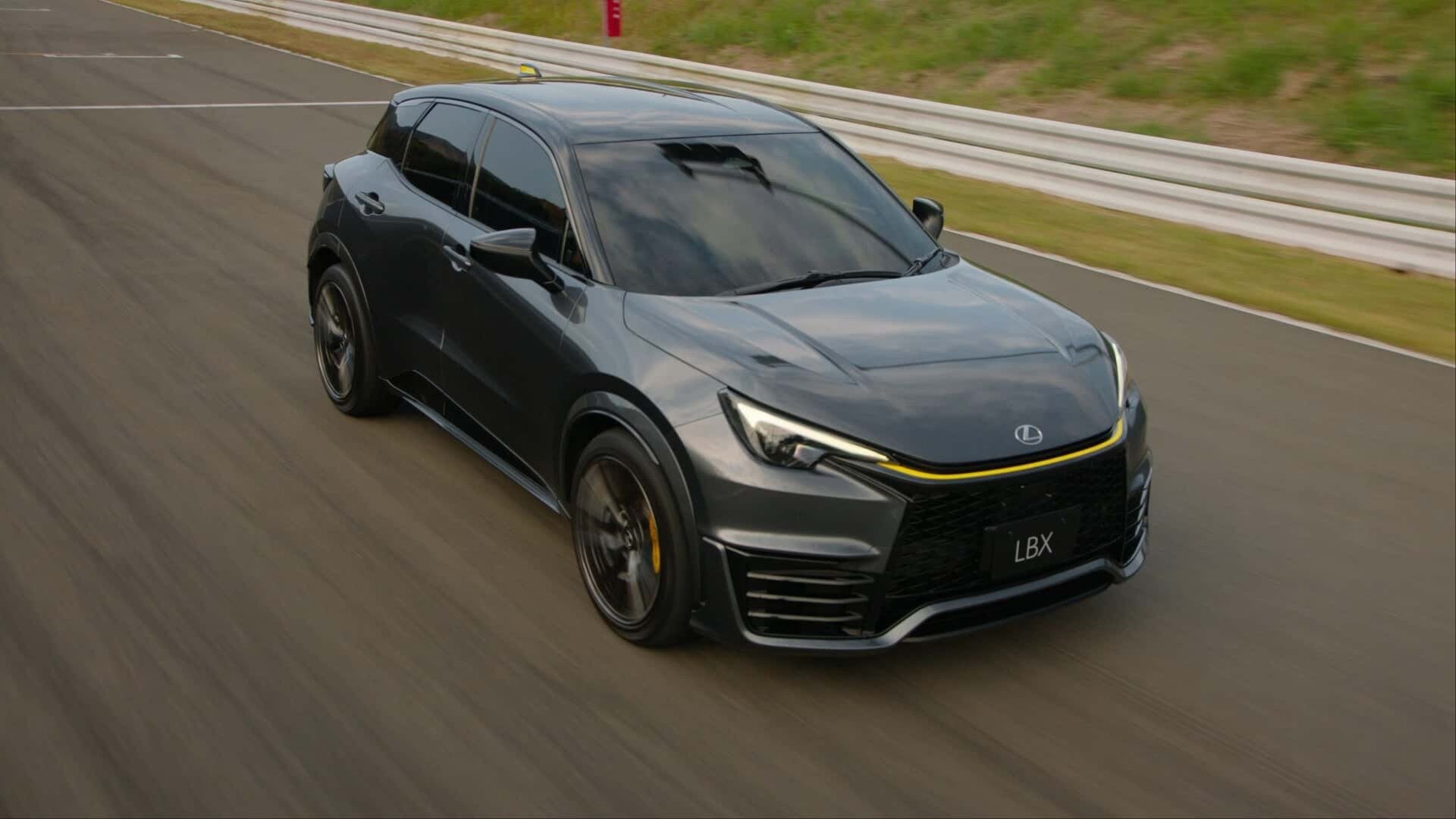 Самый маленький кроссовер Lexus получил заряженную версию c 304-сильным мотором