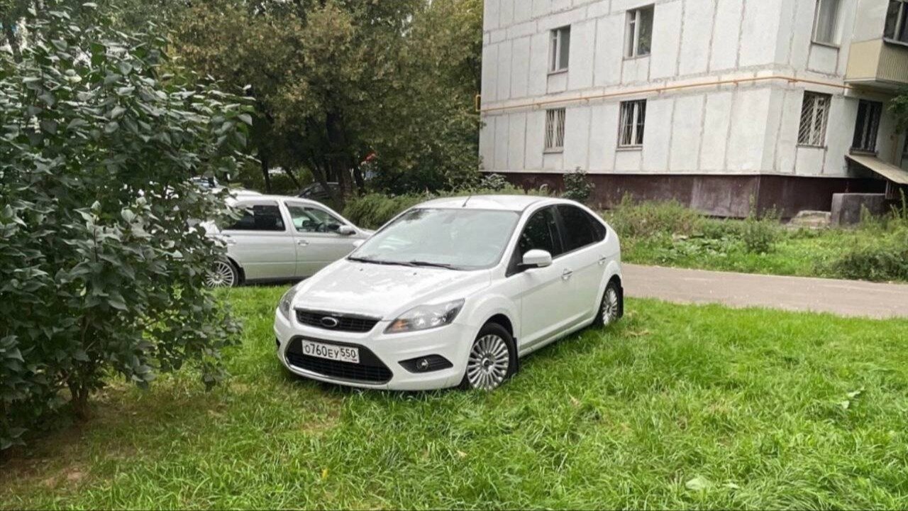 Раскрыто число штрафов, выписанных за парковку на газоне в Москве