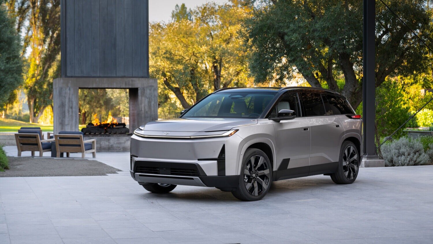 Кроссовер Toyota Highlander сменил поколение и перешёл на электротягу
